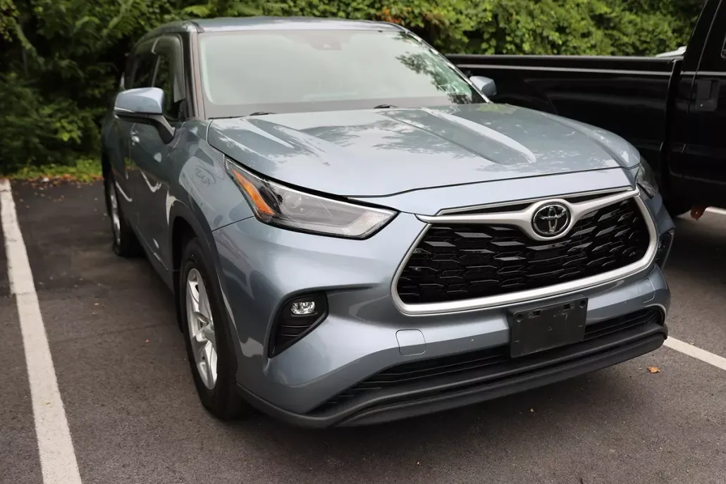 2022 Toyota Highlander LE photo 1