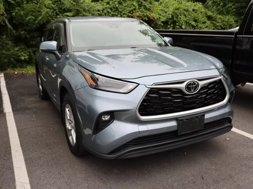 2022 Toyota Highlander LE photo 1