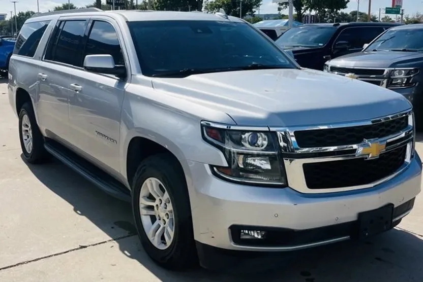 2017 Chevrolet Suburban LT photo 1
