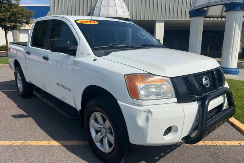 2014 Nissan Titan SV photo 1