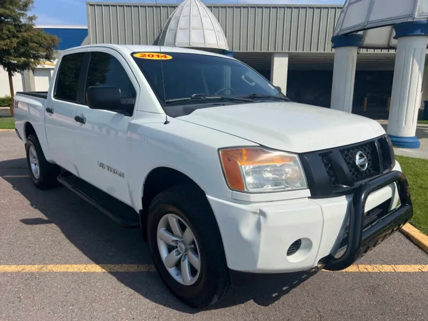 2014 Nissan Titan SV photo 1