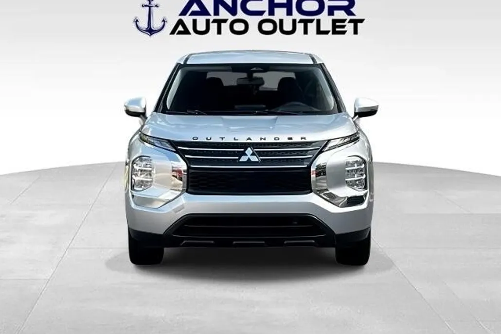 2022 Mitsubishi Outlander ES photo 1