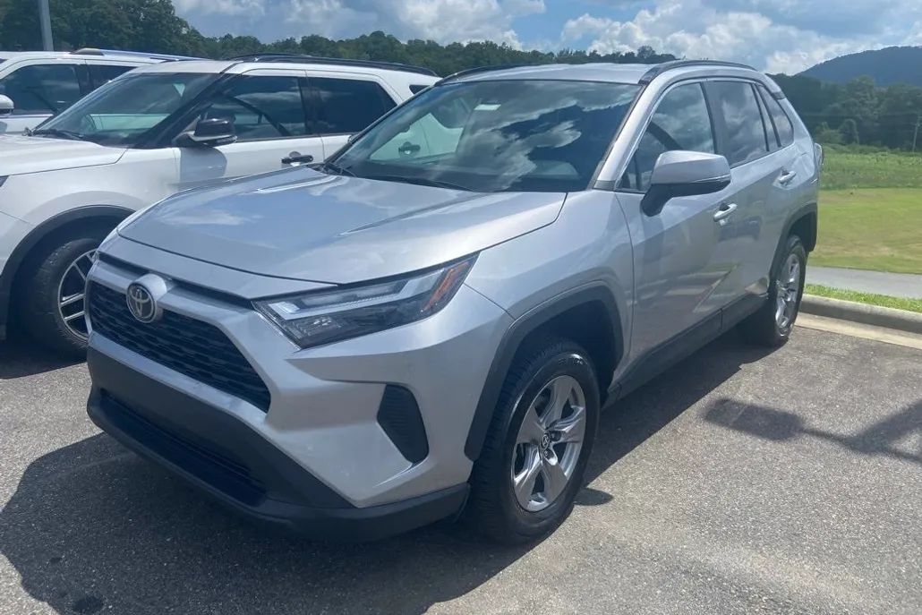 2024 Toyota RAV4 XLE photo 1