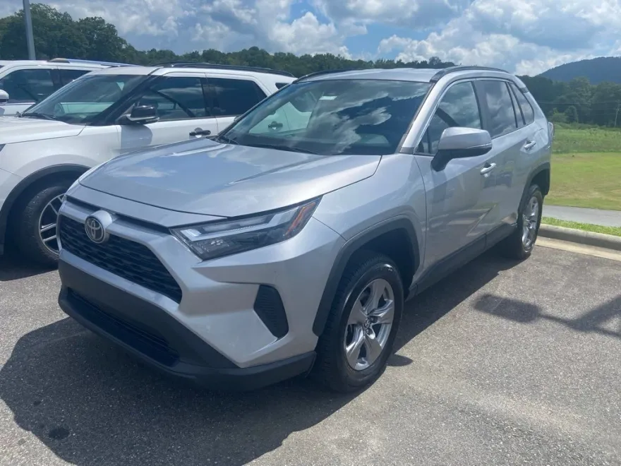 2024 Toyota RAV4 XLE photo 1