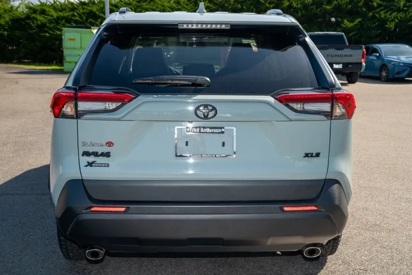 2022 Toyota RAV4 XLE photo 1