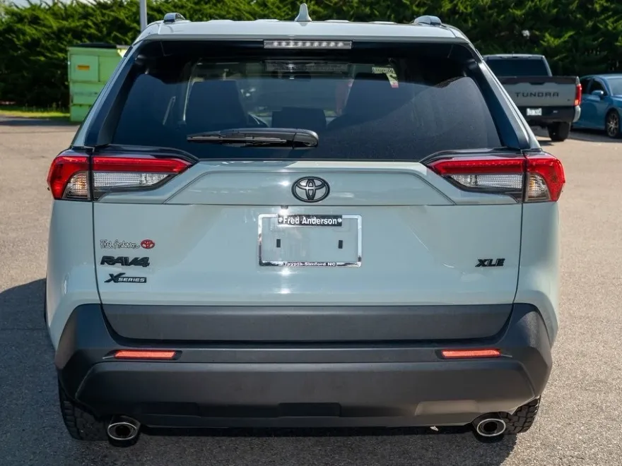 2022 Toyota RAV4 XLE photo 1