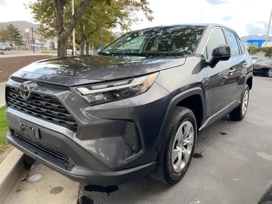 2023 Toyota RAV4 LE photo 1