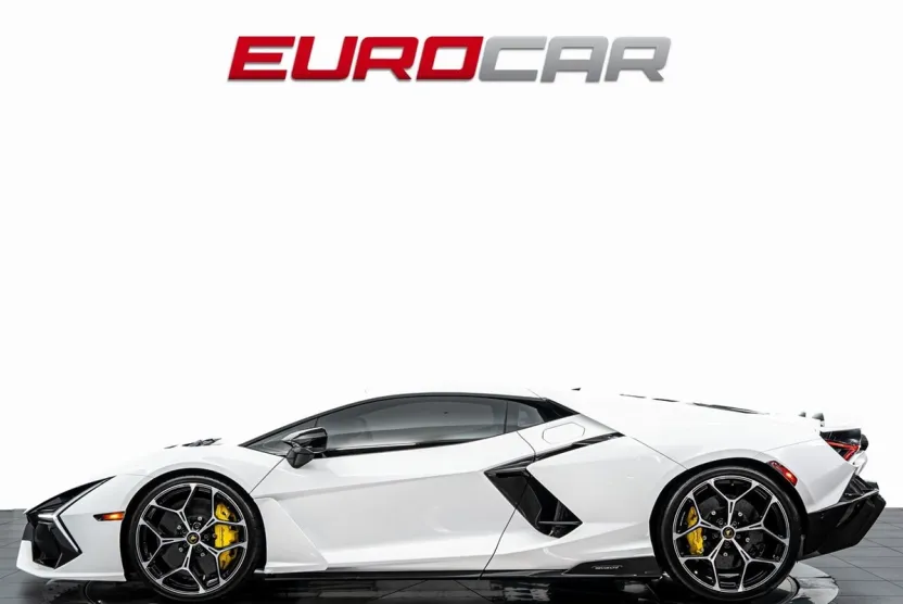 2025 Lamborghini Revuelto photo 1