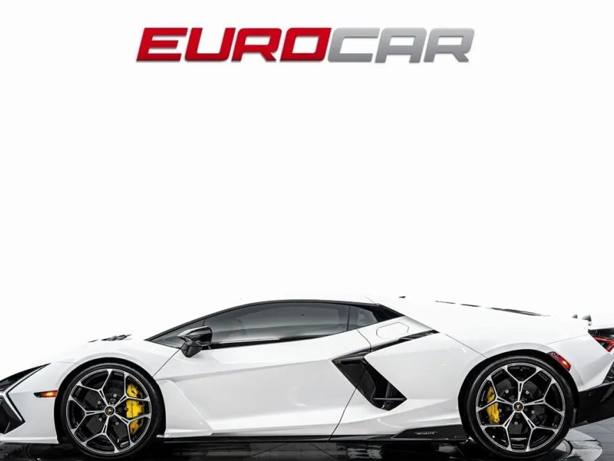 2025 Lamborghini Revuelto photo 1