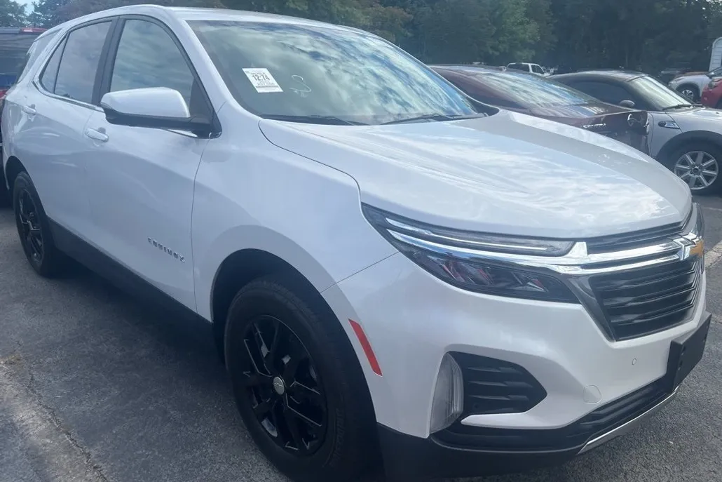 2022 Chevrolet Equinox LT photo 1