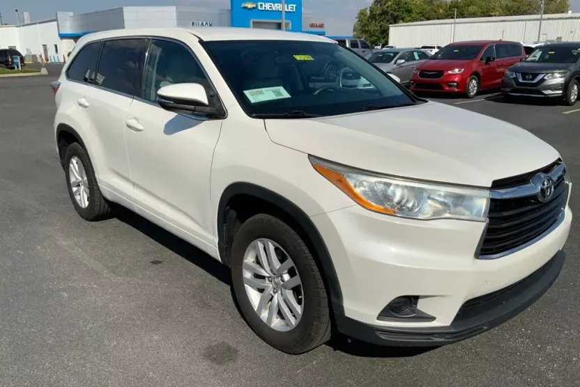 2014 Toyota Highlander LE photo 1