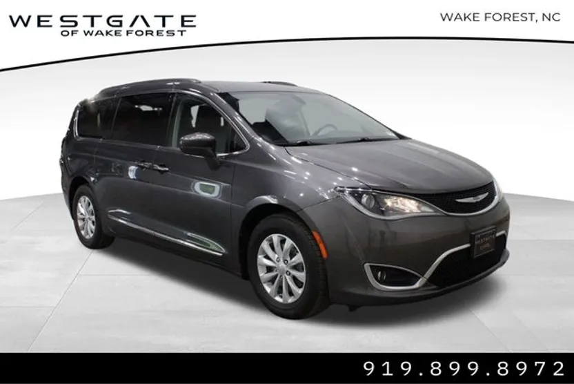 2017 Chrysler Pacifica Touring L photo 1