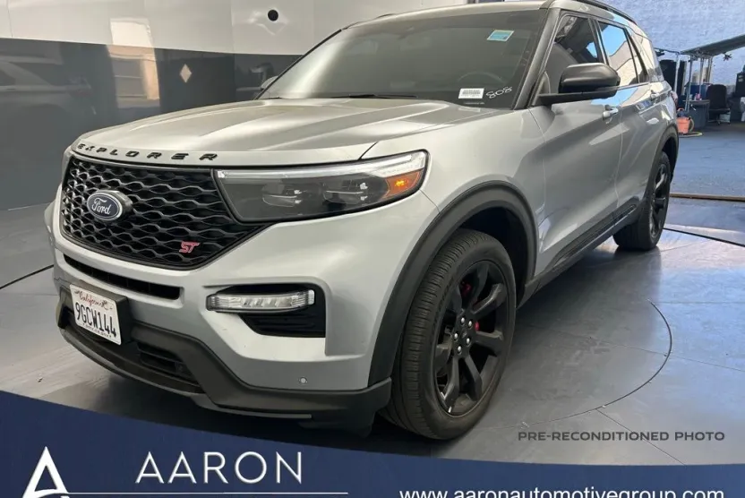 2023 Ford Explorer ST photo 1