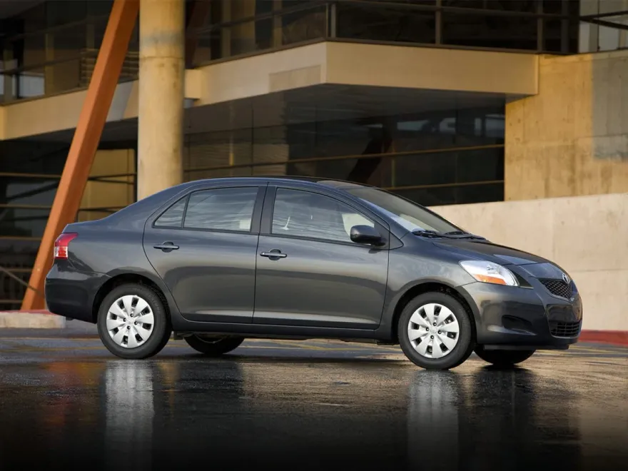 2010 Toyota Yaris Base photo 1