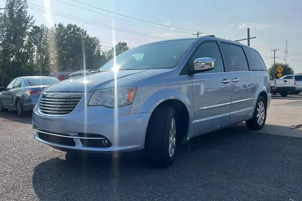2012 Chrysler Town & Country photo 1