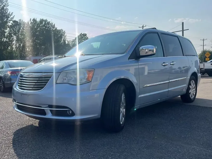 2012 Chrysler Town & Country photo 1