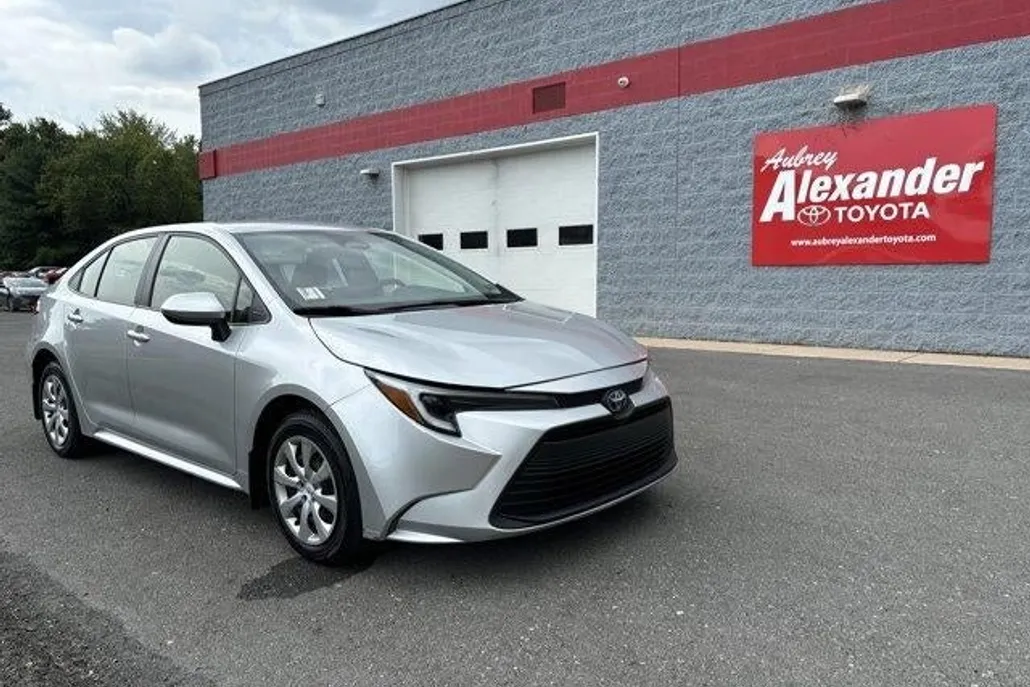 2024 Toyota Corolla LE photo 1