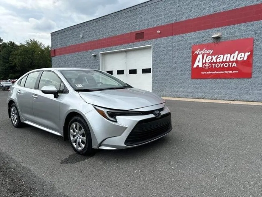 2024 Toyota Corolla LE photo 1