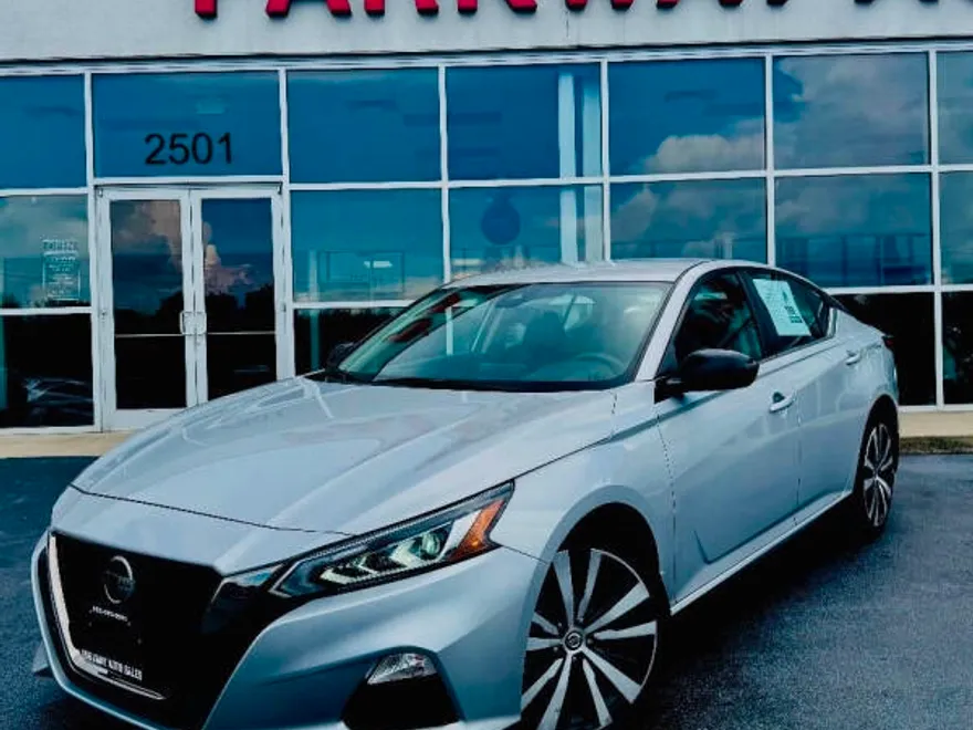 2022 Nissan Altima 2.5 SR photo 1