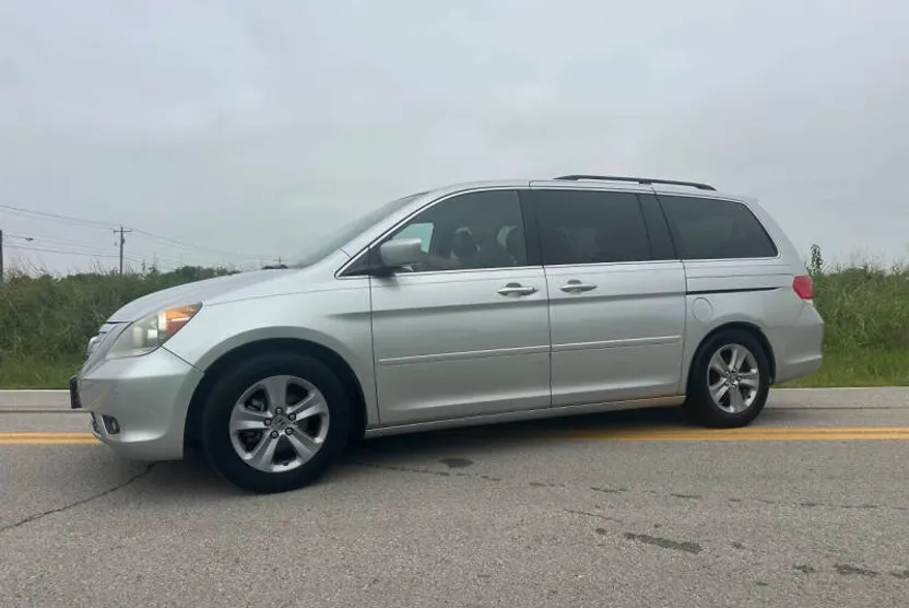 2010 Honda Odyssey Touring photo 1