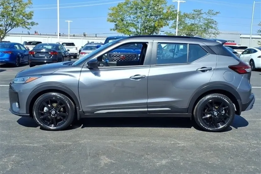 2024 Nissan Kicks SR photo 1