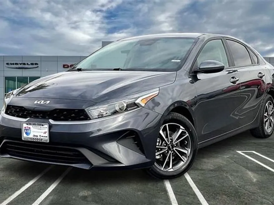 2023 Kia Forte LXS photo 1