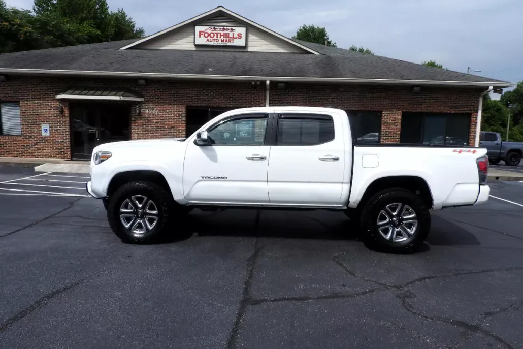 2017 Toyota Tacoma Limited Double Cab photo 1