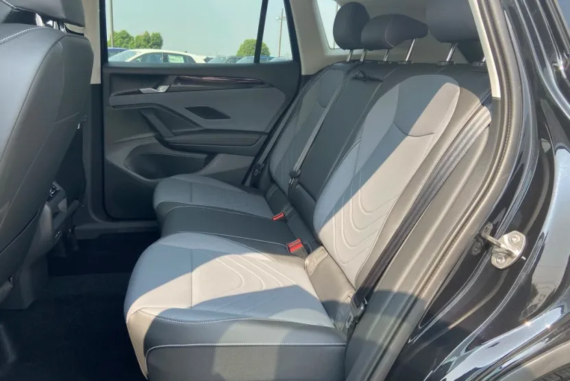 2025 Volkswagen Tiguan SE photo 1