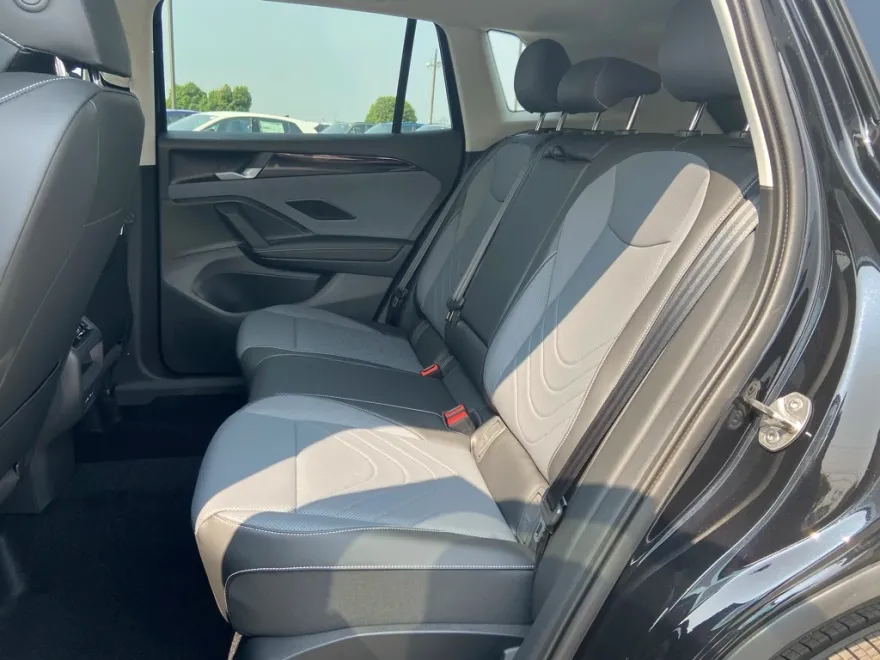 2025 Volkswagen Tiguan SE photo 1