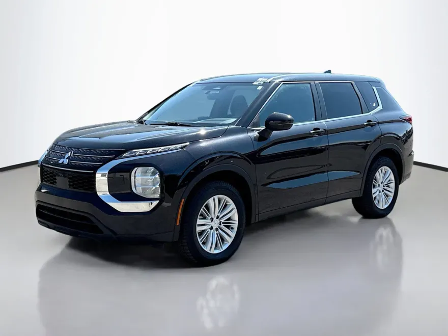2023 Mitsubishi Outlander ES photo 1