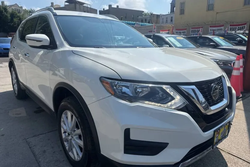 2018 Nissan Rogue SV photo 1