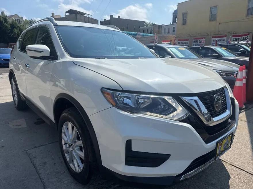 2018 Nissan Rogue SV photo 1