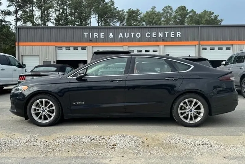 2019 Ford Fusion SEL Hybrid photo 1