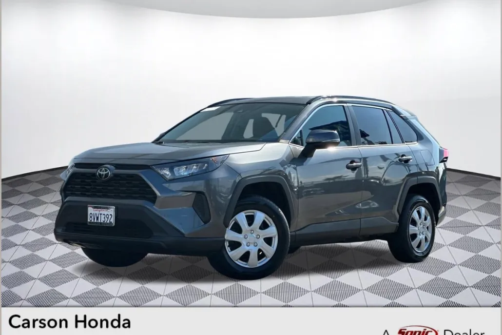 2021 Toyota RAV4 LE photo 1