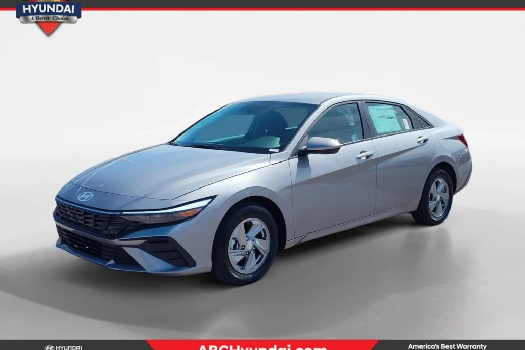 2025 Hyundai Elantra SE photo 1
