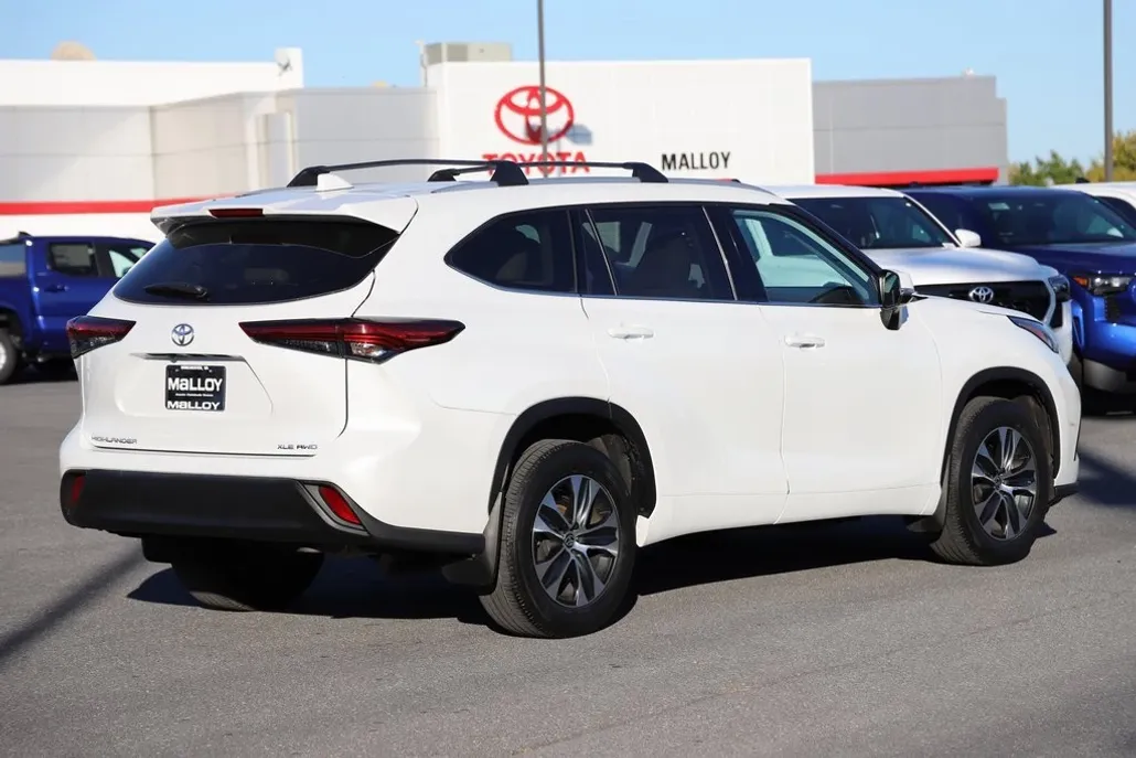 2022 Toyota Highlander XLE photo 1