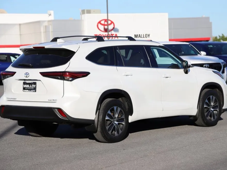 2022 Toyota Highlander XLE photo 1