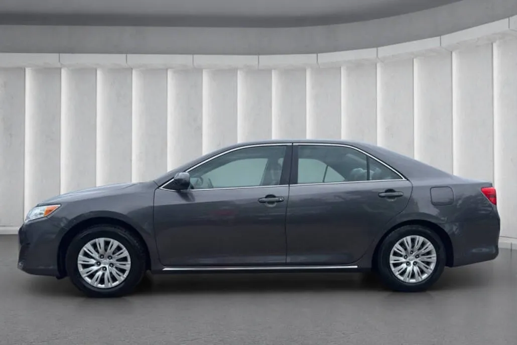 2012 Toyota Camry LE photo 1