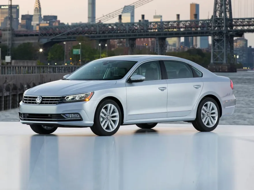 2019 Volkswagen Passat 2.0T Wolfsburg Edition photo 1
