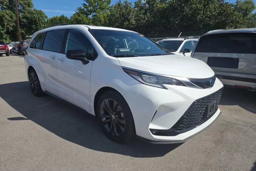 2022 Toyota Sienna XSE photo 1