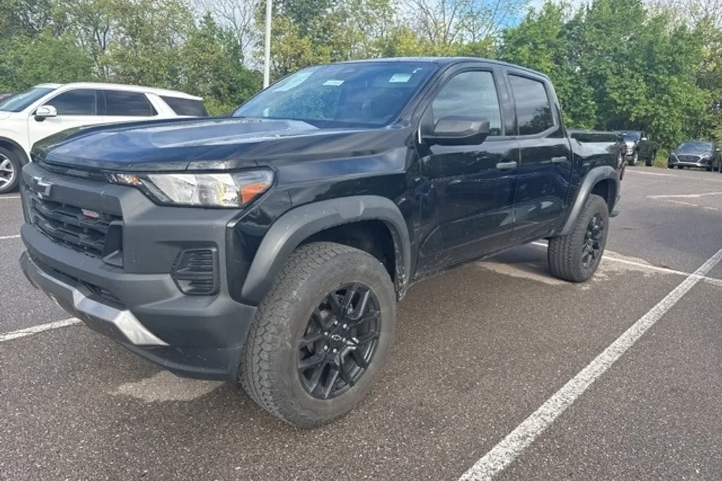 2024 Chevrolet Colorado Trail Boss photo 1