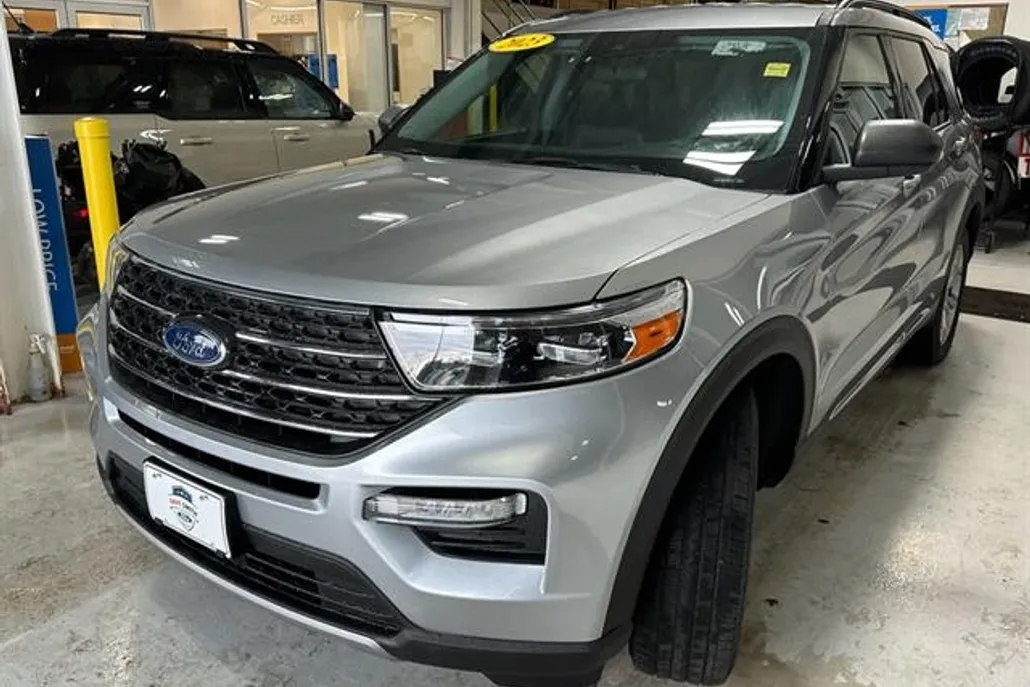 2023 Ford Explorer XLT photo 1