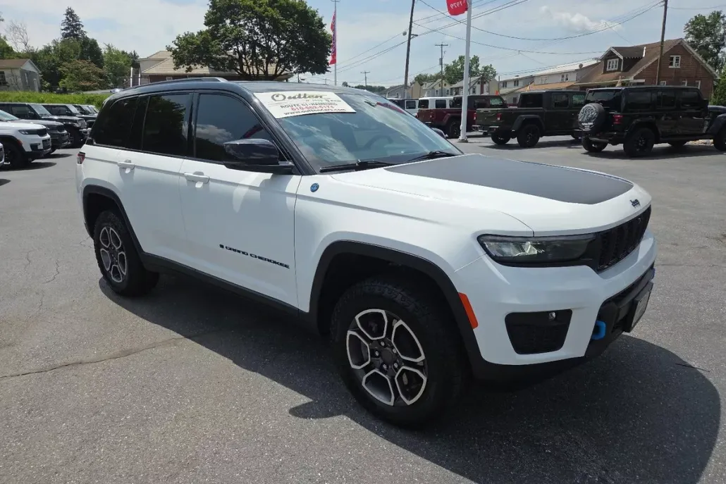 2023 Jeep Cherokee 4xe Trailhawk photo 1