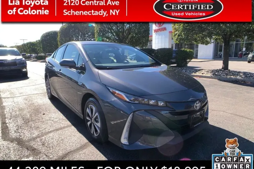 2017 Toyota Prius Prime Premium photo 1
