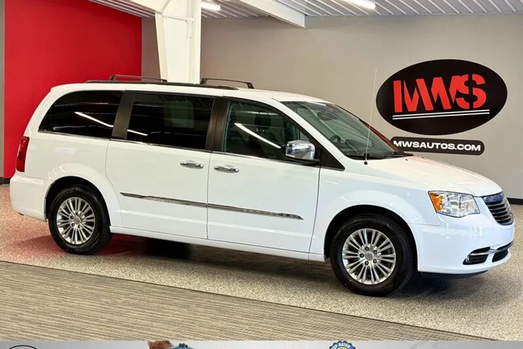 2015 Chrysler Town & Country photo 1