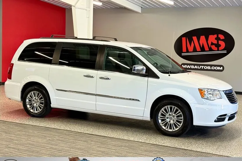 2015 Chrysler Town & Country photo 1