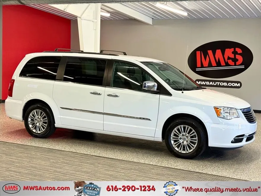 2015 Chrysler Town & Country photo 1
