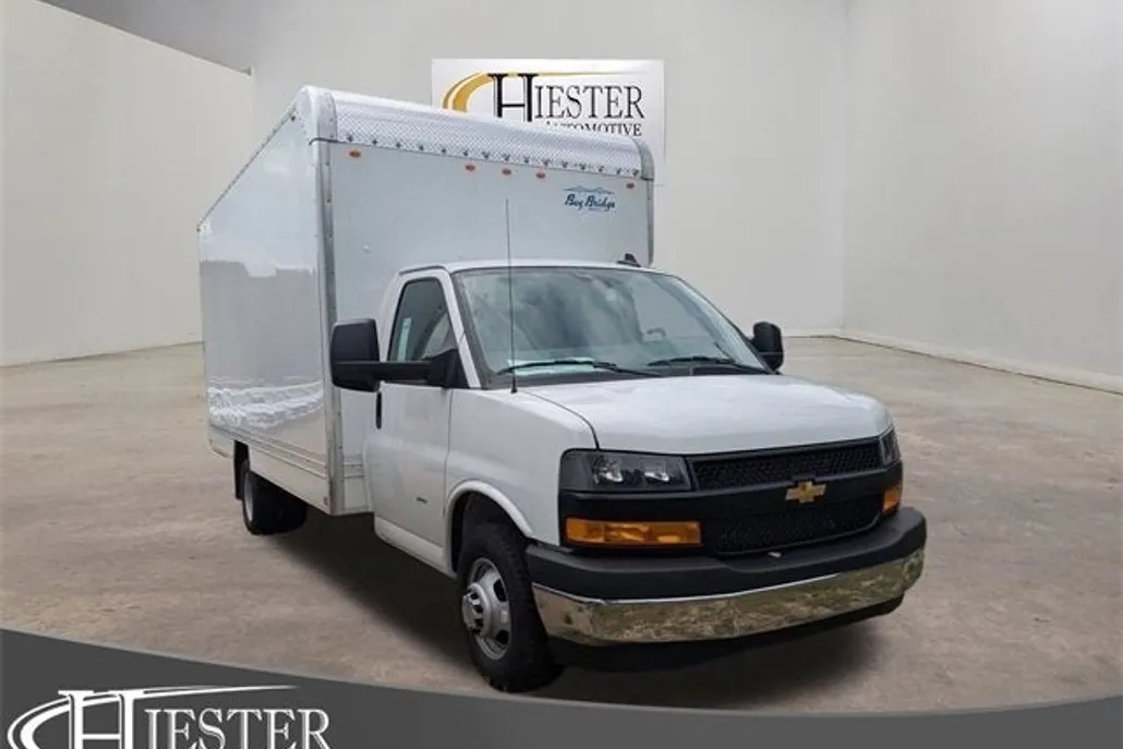 2025 Chevrolet Express 3500 Cutaway photo 1