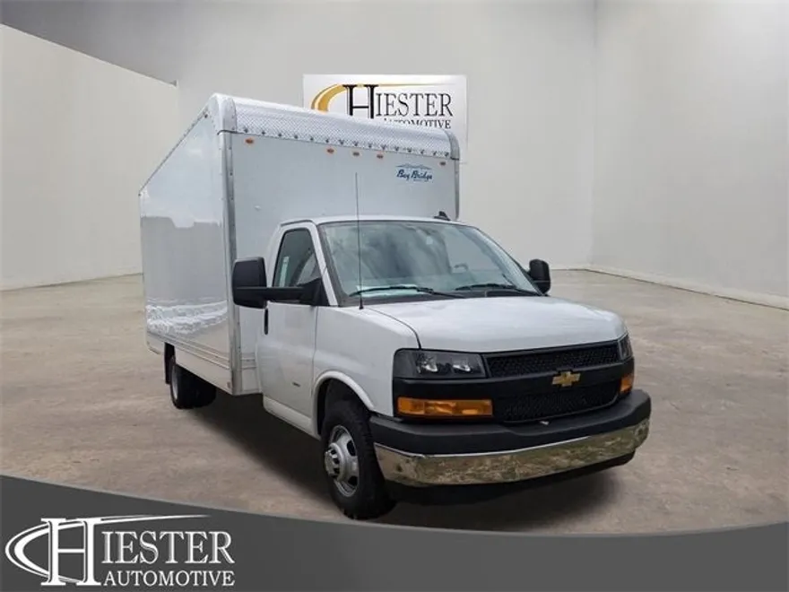 2025 Chevrolet Express 3500 Cutaway photo 1