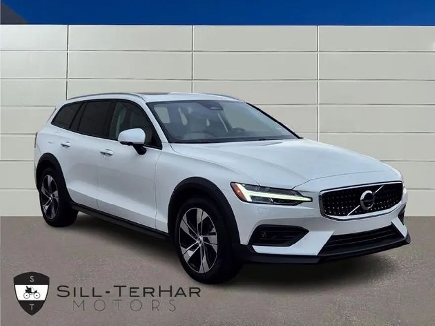 2024 Volvo V60 Cross Country B5 Plus photo 1